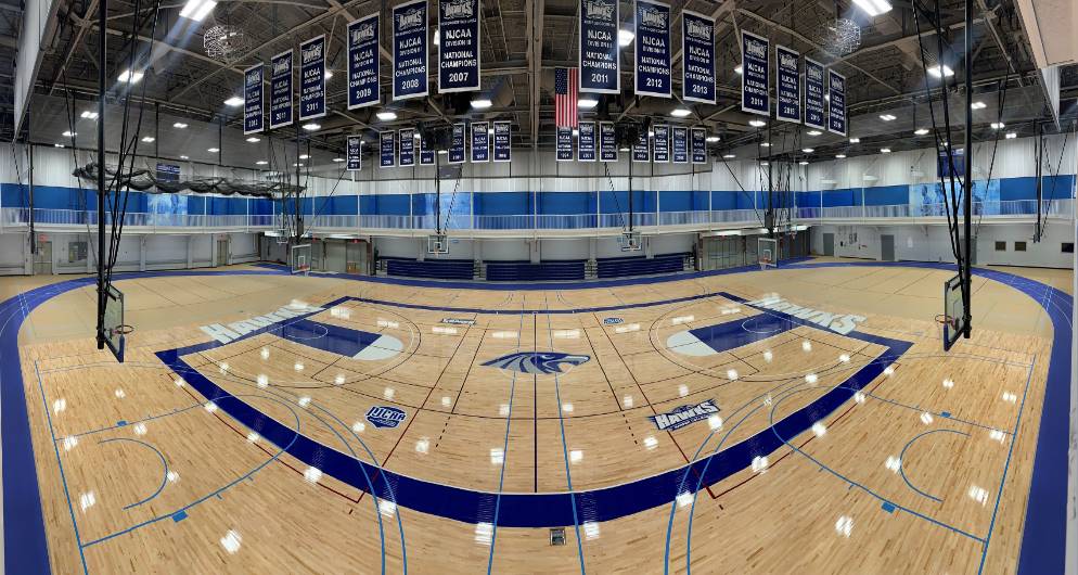 Students using Campus Recreation Gym room photo  